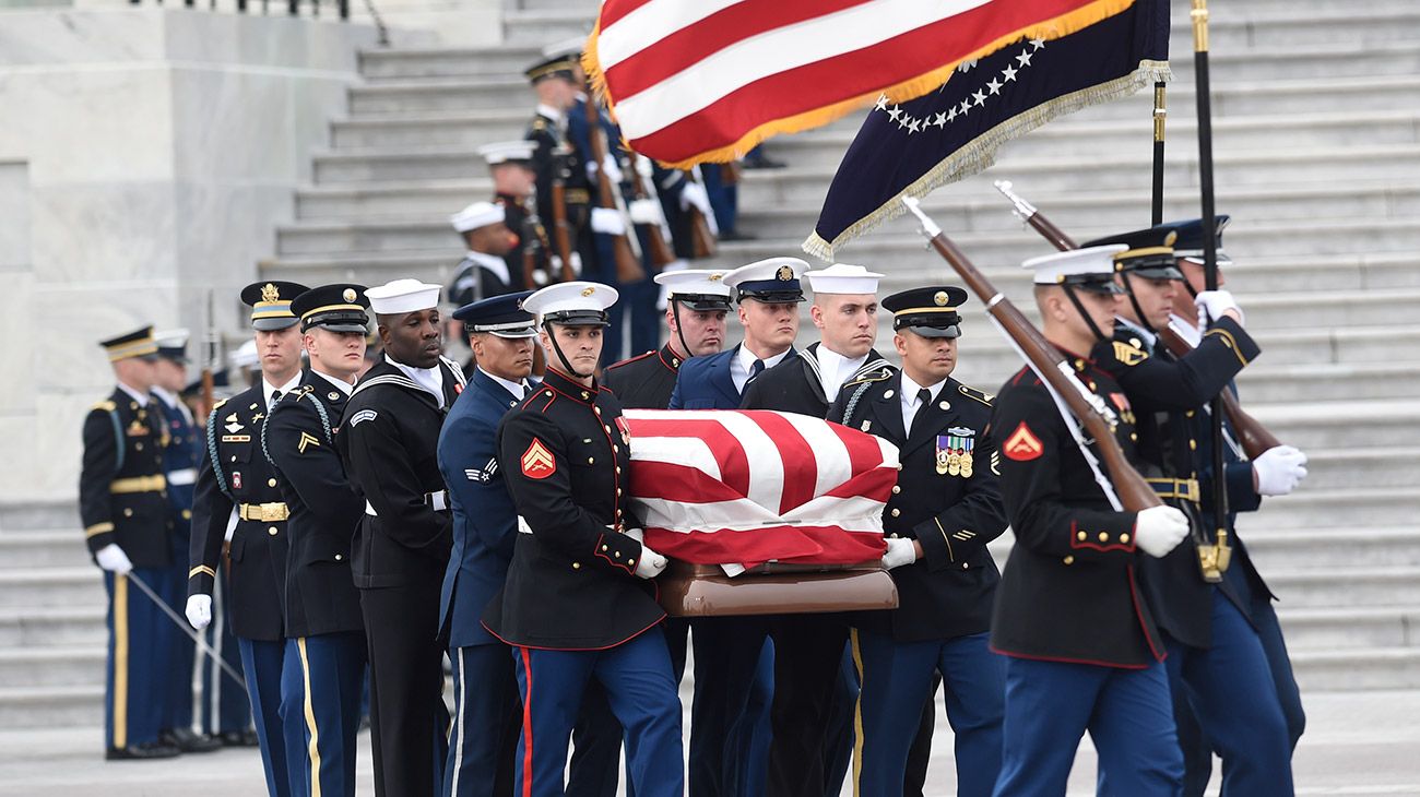 Los restos de George Bush padre llegaron a Washington para el funeral.