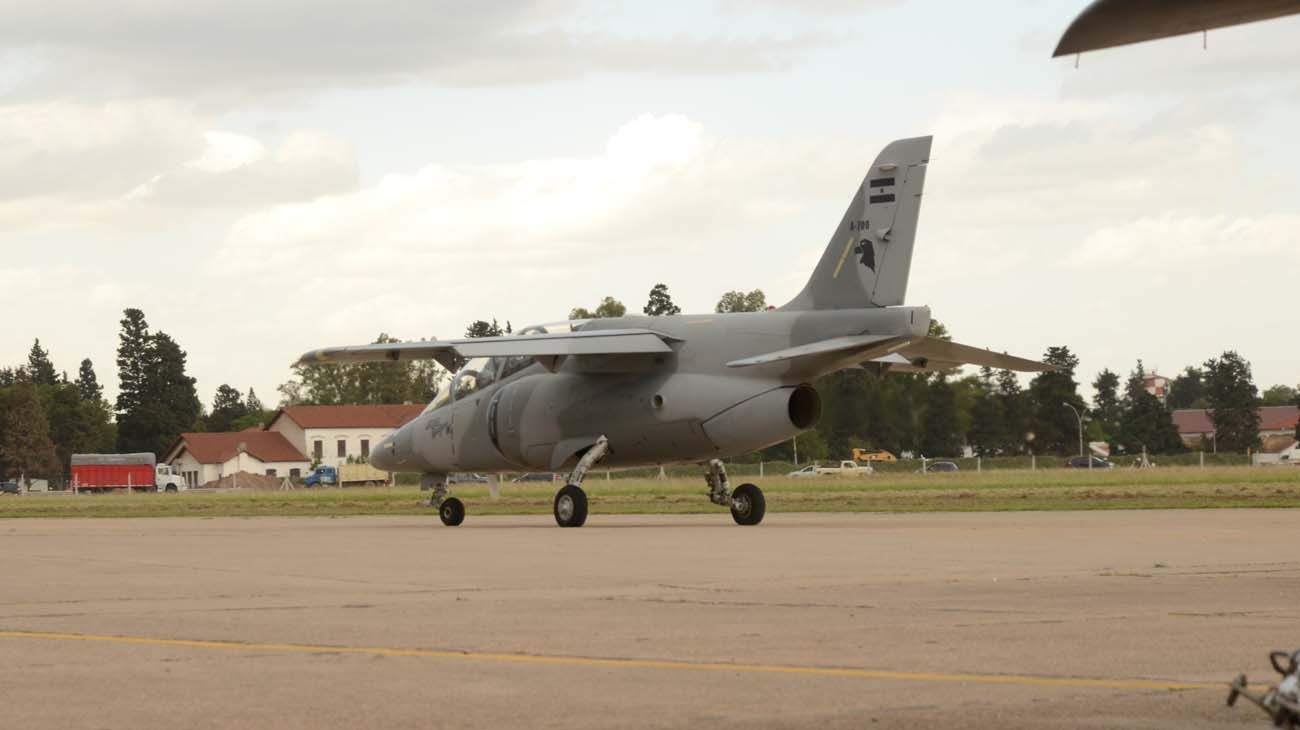 Macri presentó los tres aviones IA 63 Pampa III artillados que la empresa estatal entregará antes de fin de año a la Fuerza Aérea Argentina