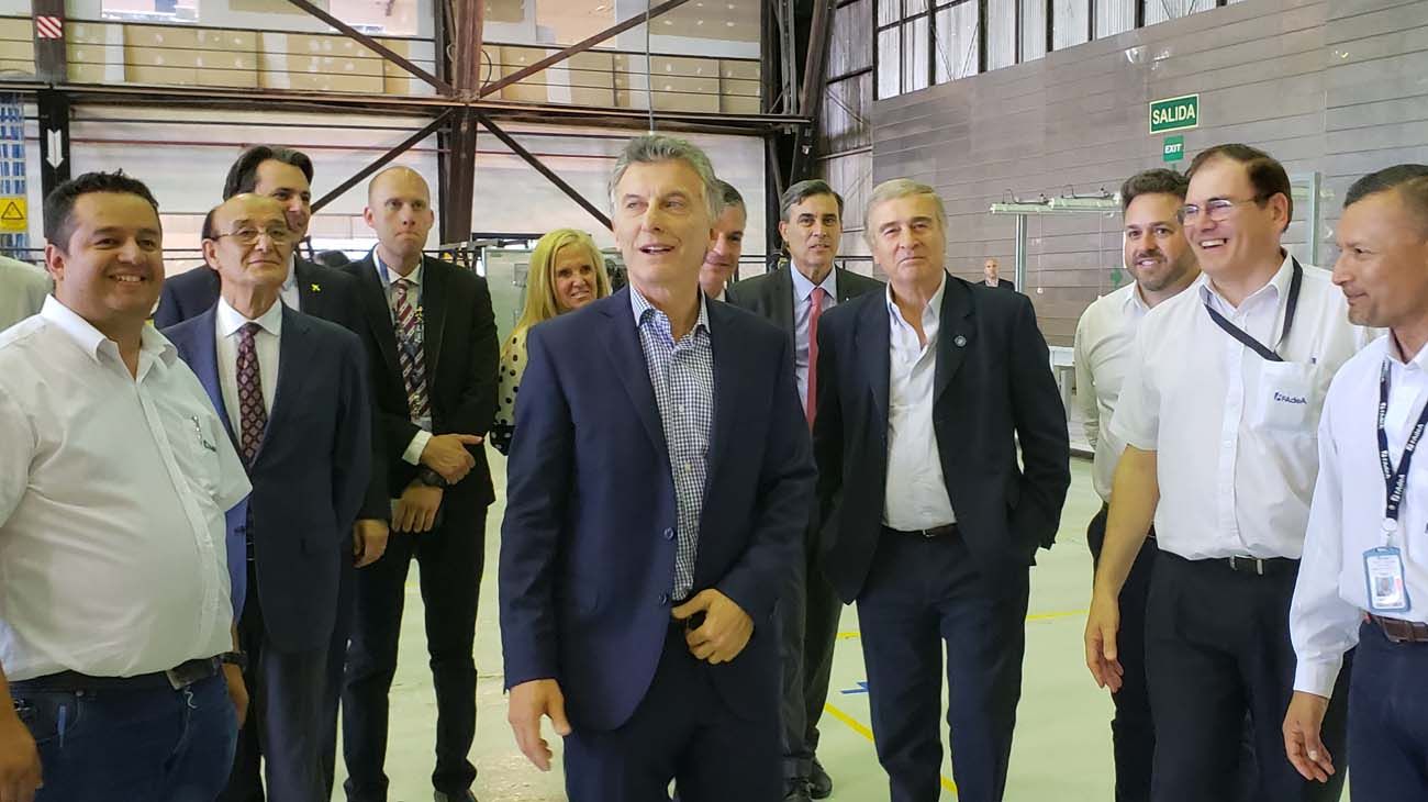 Macri presentó los tres aviones IA 63 Pampa III artillados que la empresa estatal entregará antes de fin de año a la Fuerza Aérea Argentina