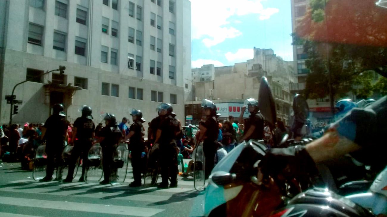 Cortes y protestas en la Avenida 9 de Julio