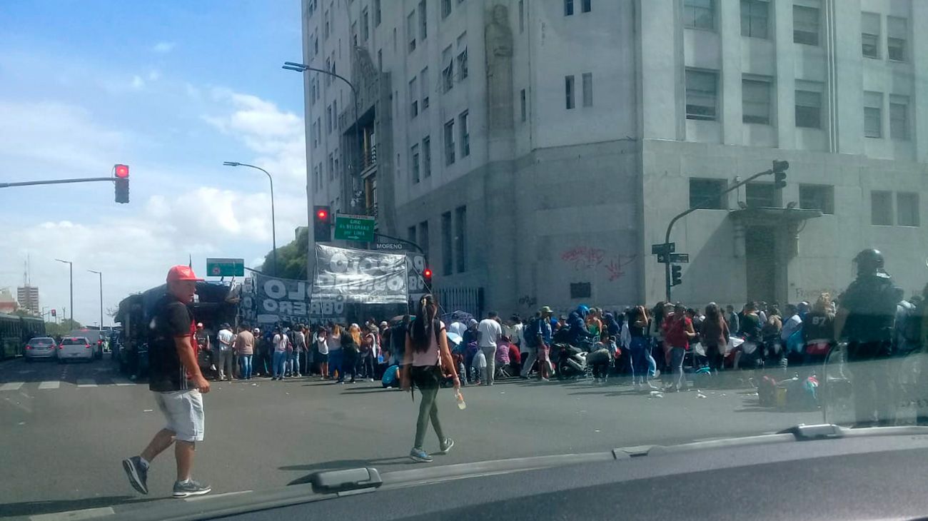 Cortes y protestas en la Avenida 9 de Julio