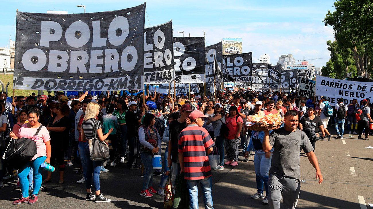 Los manifestantes de Barrios de Pie y del Polo Obrero seguían intentando llegar esta tarde al Ministerio de Desarrollo Social, aunque por el momento no había un acuerdo con los efectivos de la Policía de la Ciudad que les impidieron el paso a la altura de Constitución. 