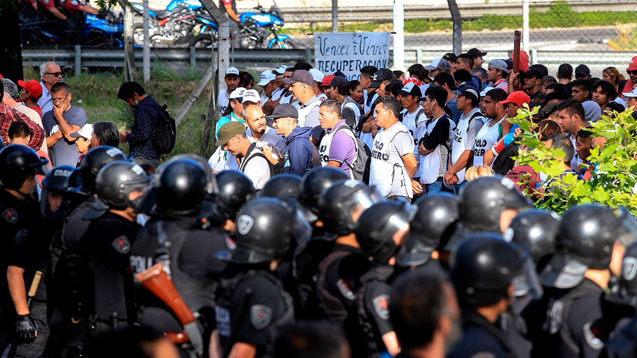 Los manifestantes de Barrios de Pie y del Polo Obrero seguían intentando llegar esta tarde al Ministerio de Desarrollo Social, aunque por el momento no había un acuerdo con los efectivos de la Policía de la Ciudad que les impidieron el paso a la altura de Constitución. 