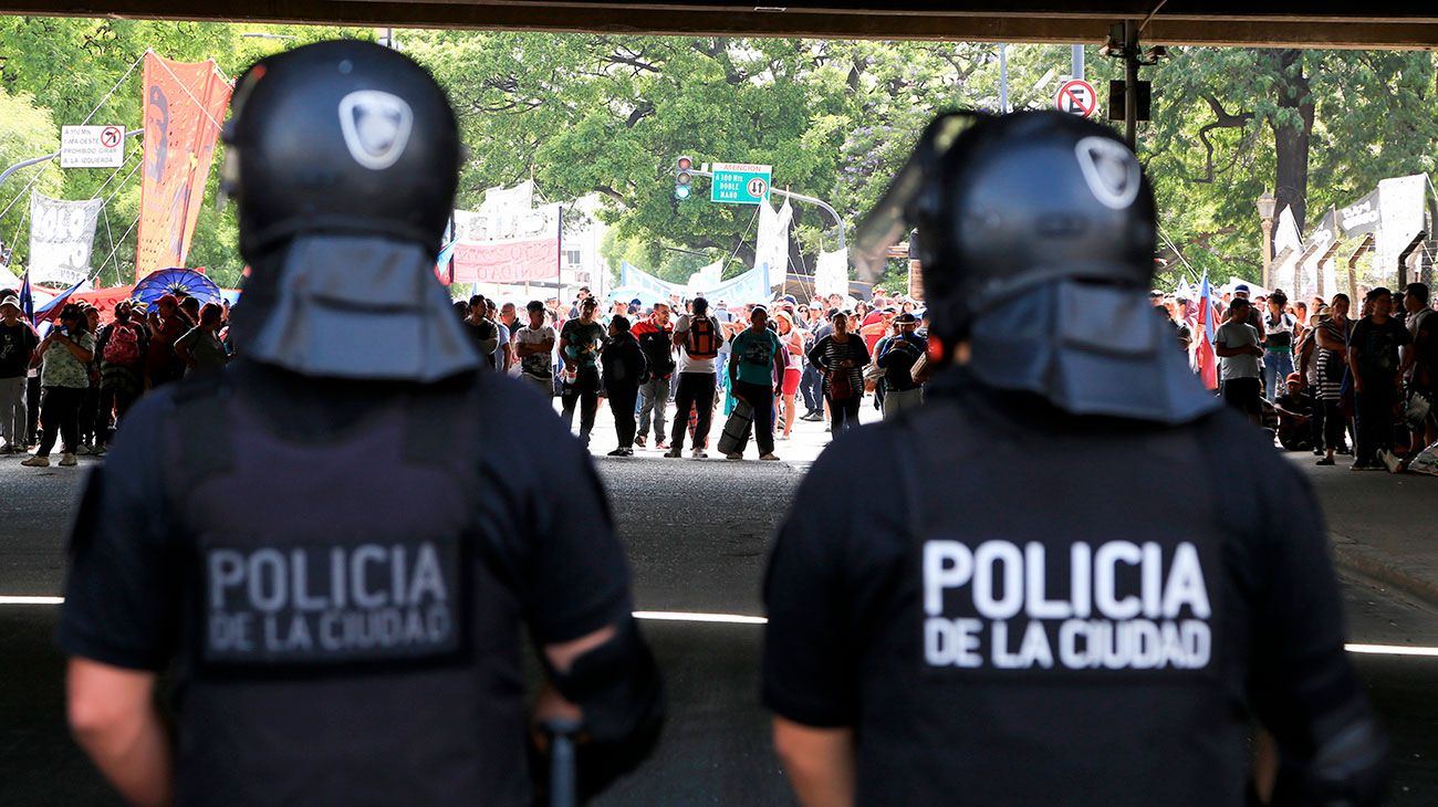 Los manifestantes de Barrios de Pie y del Polo Obrero seguían intentando llegar esta tarde al Ministerio de Desarrollo Social, aunque por el momento no había un acuerdo con los efectivos de la Policía de la Ciudad que les impidieron el paso a la altura de Constitución. 