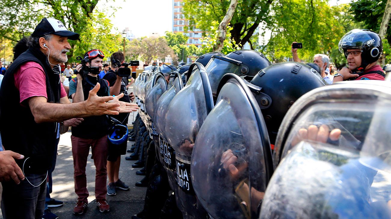 Los manifestantes de Barrios de Pie y del Polo Obrero seguían intentando llegar esta tarde al Ministerio de Desarrollo Social, aunque por el momento no había un acuerdo con los efectivos de la Policía de la Ciudad que les impidieron el paso a la altura de Constitución. 