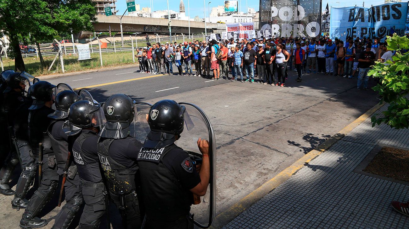 Los manifestantes de Barrios de Pie y del Polo Obrero seguían intentando llegar esta tarde al Ministerio de Desarrollo Social, aunque por el momento no había un acuerdo con los efectivos de la Policía de la Ciudad que les impidieron el paso a la altura de Constitución. 