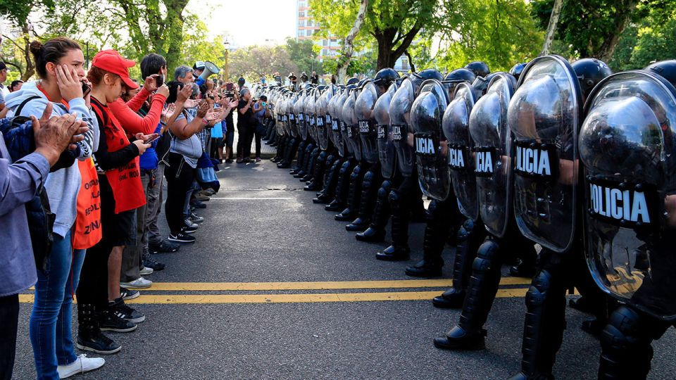 Los manifestantes de Barrios de Pie y del Polo Obrero seguían intentando llegar esta tarde al Ministerio de Desarrollo Social, aunque por el momento no había un acuerdo con los efectivos de la Policía de la Ciudad que les impidieron el paso a la altura de Constitución.