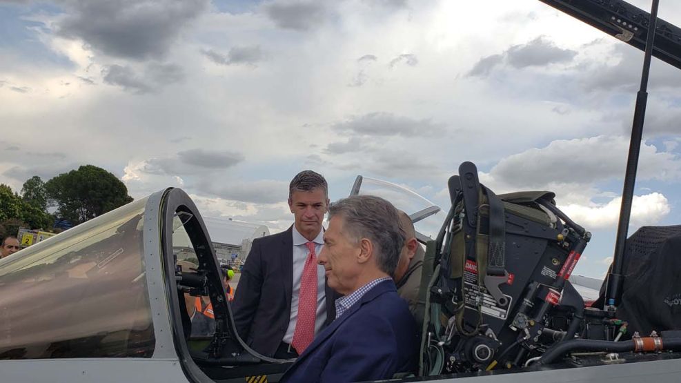 Macri presentó los tres aviones IA 63 Pampa III artillados que la empresa estatal entregará antes de fin de año a la Fuerza Aérea Argentina