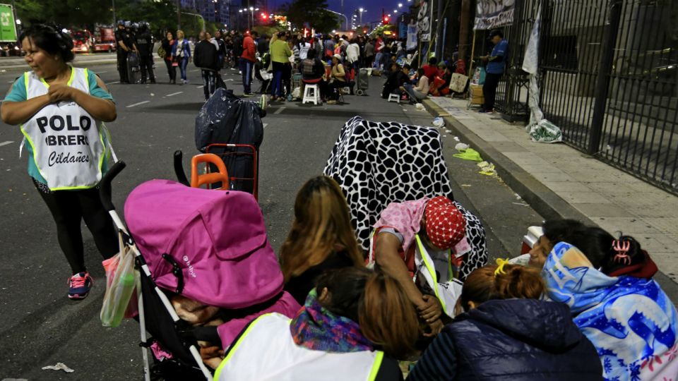 Militantes del Polo Obrero y de Barrios de Pie acamparon frente al Ministerio de Desarrollo Social, tras varias horas de tensión por un importante operativo de la Policía de la Ciudad.