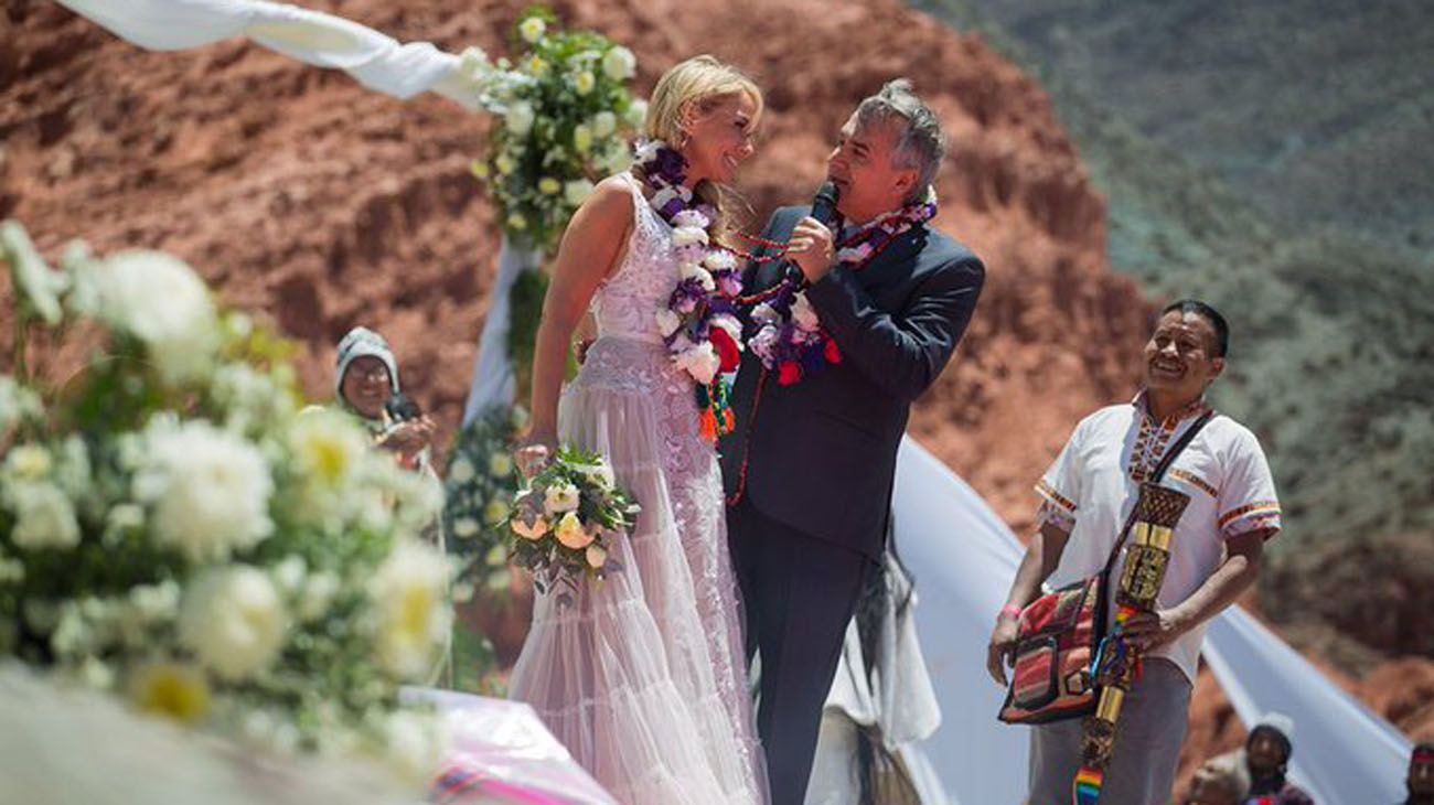 Casamiento Morales-Snopek. La pareja pidió permiso a la Pacha, entregándole la ofrenda frente a un cóndor.