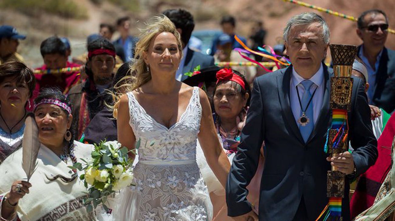 Casamiento Morales-Snopek. El ingreso se dio a través de un pasillo formado por arcos y Morales y Snopek se ubicaron en el altar, compuesto por plantas frescas.