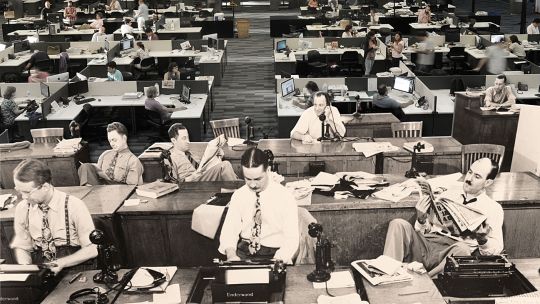 Contrastes. La moderna redacción integrada de PERFIL y una tradicional, en la primera mitad del siglo XX. Después de décadas de certezas, un oficio que debe reiventarse cada día.