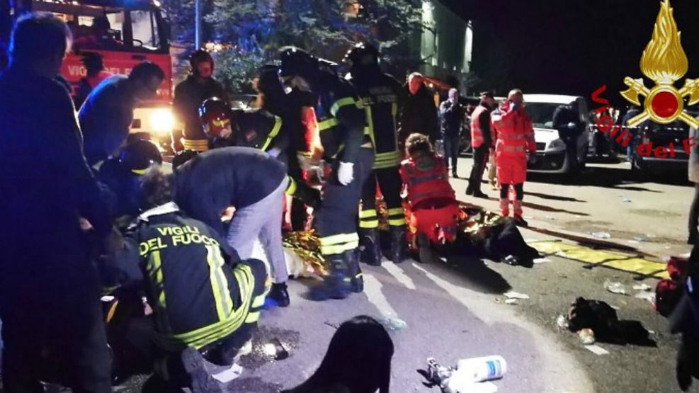 Los bomberos atendiendo víctimas en el concierto de rap que terminó en tragedia en Italia.