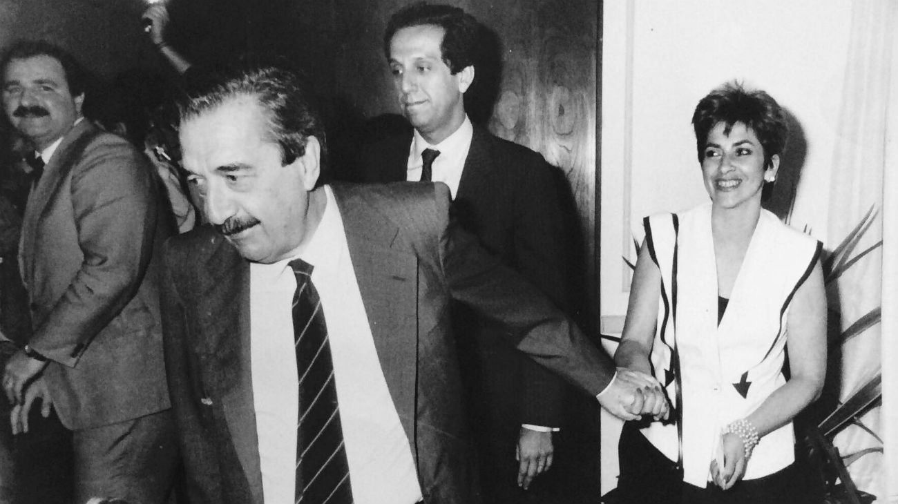 Alfonsín y la autora, en la previa de un acto oficial. Detrás, el entonces intendente Suárez Lastra.