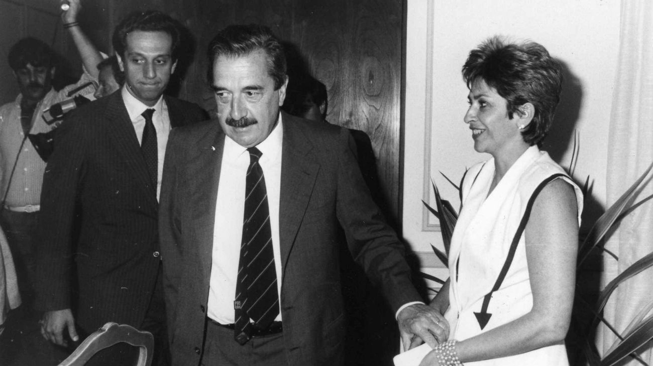 Alfonsín y la autora, en la previa de un acto oficial. Detrás, el entonces intendente Suárez Lastra.