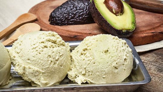 Plus. El helado de palta se puede servir sobre tartas saladas.