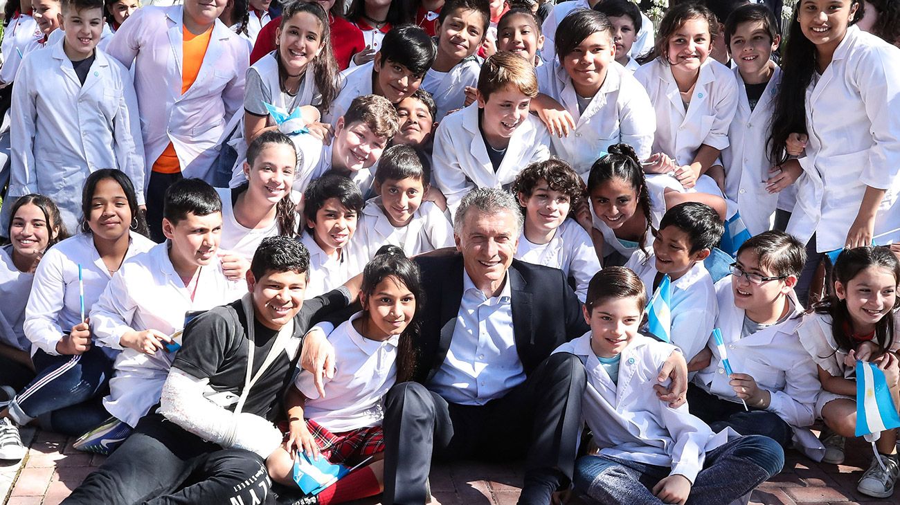 Macri celebró hoy los 35 años del retorno de la democracia en un encuentro que compartió con alumnos de escuelas primarias públicas de Vicente López, en la residencia de Olivos. 