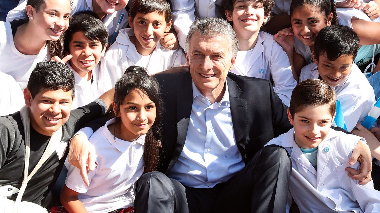 Macri celebró hoy los 35 años del retorno de la democracia en un encuentro que compartió con alumnos de escuelas primarias públicas de Vicente López, en la residencia de Olivos. 