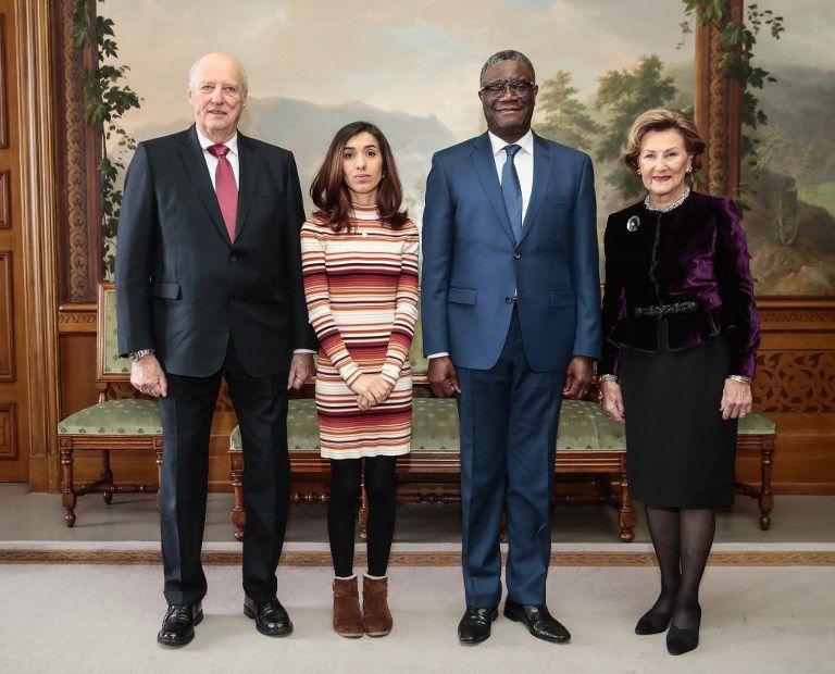 La yazidí Nadia Murad y el médico congoleño Denis Mukwege recibieron hoy el Premio Nobel de la Paz en una emotiva ceremonia en Oslo, donde el presidente del Comité del Nobel noruego, Berit Reiss-Andersen, dijo: "Honramos hoy a dos de las voces más fuertes del mundo". 