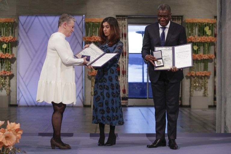 La yazidí Nadia Murad y el médico congoleño Denis Mukwege recibieron hoy el Premio Nobel de la Paz en una emotiva ceremonia en Oslo, donde el presidente del Comité del Nobel noruego, Berit Reiss-Andersen, dijo: "Honramos hoy a dos de las voces más fuertes del mundo". 