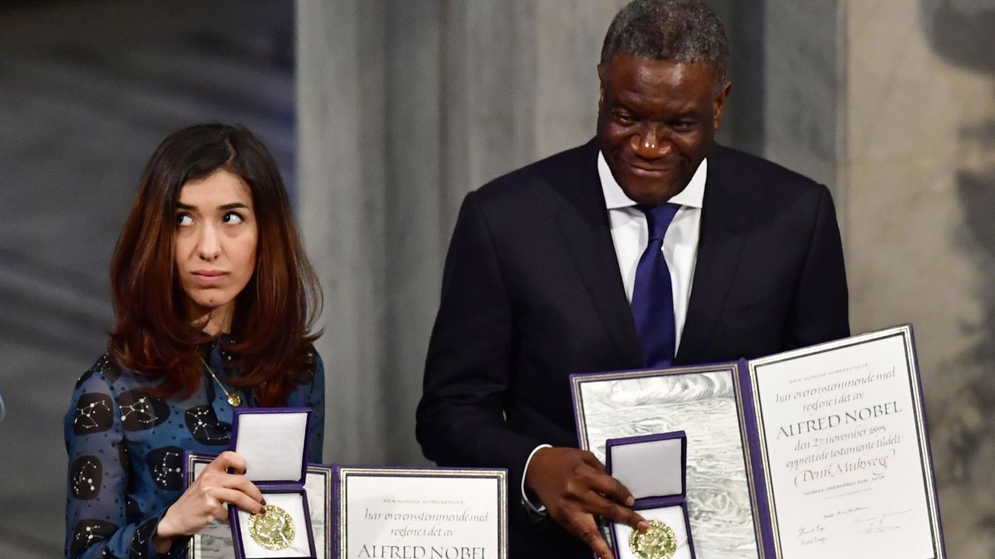 La yazidí Nadia Murad y el médico congoleño Denis Mukwege recibieron hoy el Premio Nobel de la Paz en una emotiva ceremonia en Oslo, donde el presidente del Comité del Nobel noruego, Berit Reiss-Andersen, dijo: "Honramos hoy a dos de las voces más fuertes del mundo". 