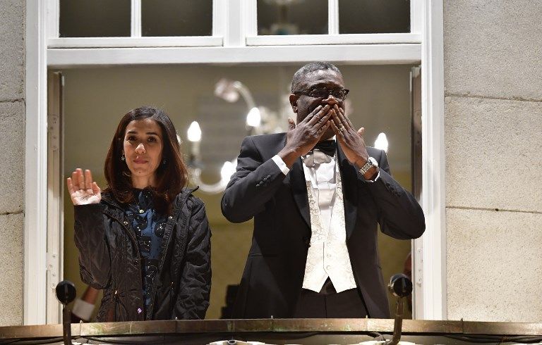 La yazidí Nadia Murad y el médico congoleño Denis Mukwege recibieron hoy el Premio Nobel de la Paz en una emotiva ceremonia en Oslo, donde el presidente del Comité del Nobel noruego, Berit Reiss-Andersen, dijo: "Honramos hoy a dos de las voces más fuertes del mundo". 