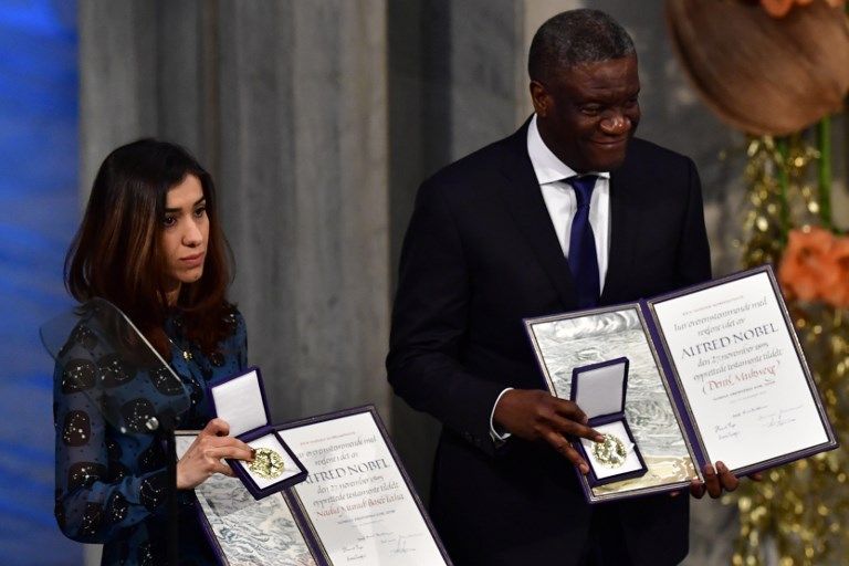 La yazidí Nadia Murad y el médico congoleño Denis Mukwege recibieron hoy el Premio Nobel de la Paz en una emotiva ceremonia en Oslo, donde el presidente del Comité del Nobel noruego, Berit Reiss-Andersen, dijo: "Honramos hoy a dos de las voces más fuertes del mundo". 