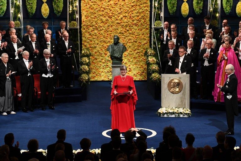 El rey Carlos XVI Gustavo de Suecia y su familia presidieron en el ayuntamiento de Estocolmo la entrega de los Premios Nobel.