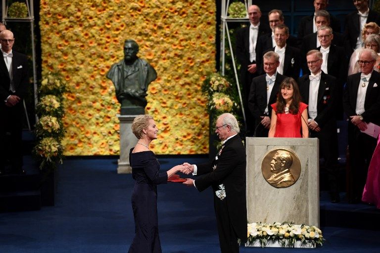 El rey Carlos XVI Gustavo de Suecia y su familia presidieron en el ayuntamiento de Estocolmo la entrega de los Premios Nobel.