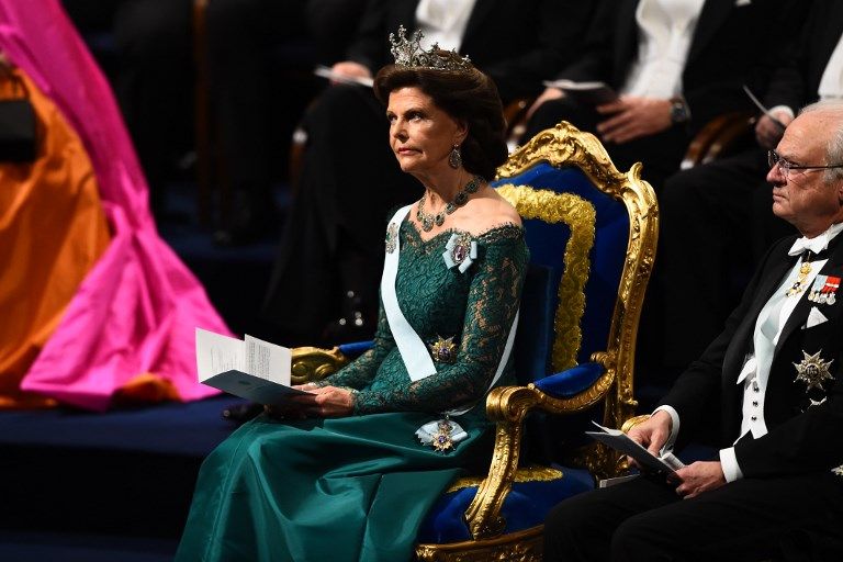 El rey Carlos XVI Gustavo de Suecia y su familia presidieron en el ayuntamiento de Estocolmo la entrega de los Premios Nobel.