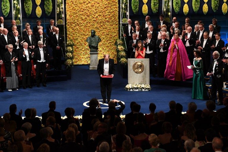 El rey Carlos XVI Gustavo de Suecia y su familia presidieron en el ayuntamiento de Estocolmo la entrega de los Premios Nobel.