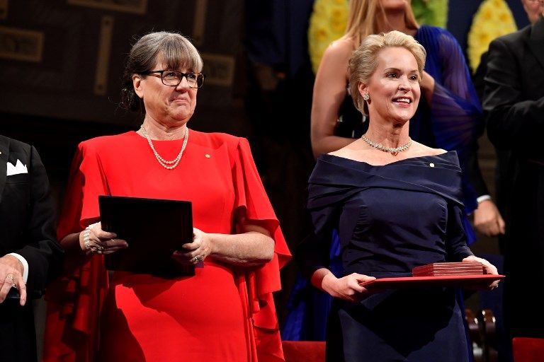 El rey Carlos XVI Gustavo de Suecia y su familia presidieron en el ayuntamiento de Estocolmo la entrega de los Premios Nobel.