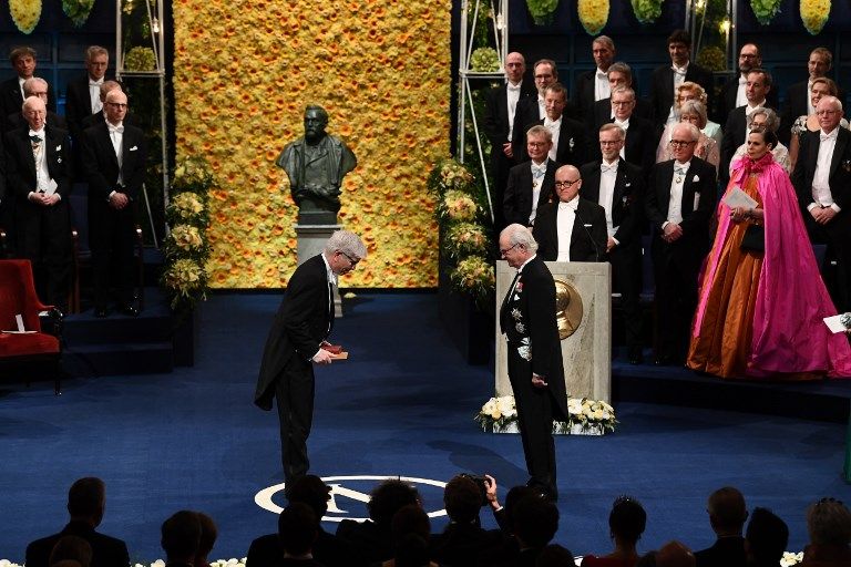 El rey Carlos XVI Gustavo de Suecia y su familia presidieron en el ayuntamiento de Estocolmo la entrega de los Premios Nobel.