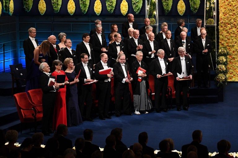 El rey Carlos XVI Gustavo de Suecia y su familia presidieron en el ayuntamiento de Estocolmo la entrega de los Premios Nobel.