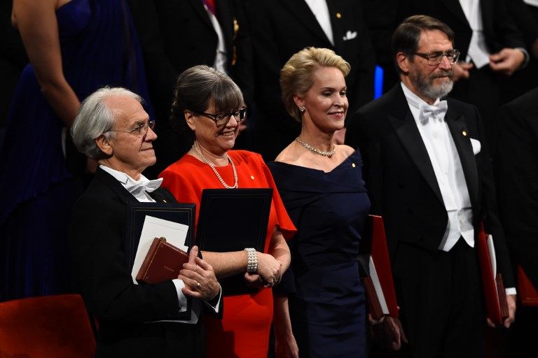 El rey Carlos XVI Gustavo de Suecia y su familia presidieron en el ayuntamiento de Estocolmo la entrega de los Premios Nobel.