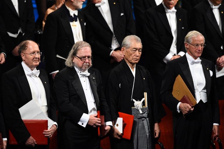 El rey Carlos XVI Gustavo de Suecia y su familia presidieron en el ayuntamiento de Estocolmo la entrega de los Premios Nobel.