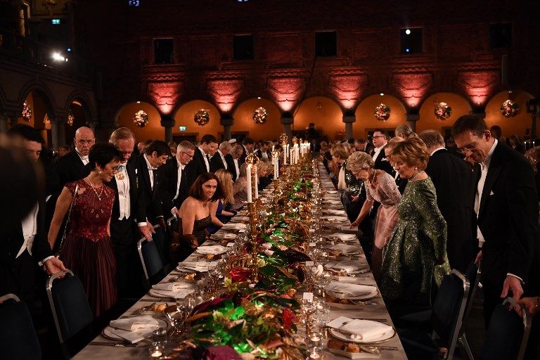 El rey Carlos XVI Gustavo de Suecia y su familia presidieron en el ayuntamiento de Estocolmo la entrega de los Premios Nobel.