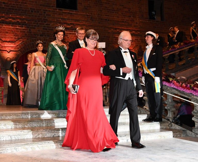 El rey Carlos XVI Gustavo de Suecia y su familia presidieron en el ayuntamiento de Estocolmo la entrega de los Premios Nobel.