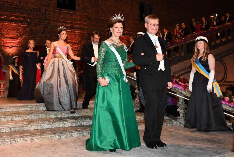 El rey Carlos XVI Gustavo de Suecia y su familia presidieron en el ayuntamiento de Estocolmo la entrega de los Premios Nobel.