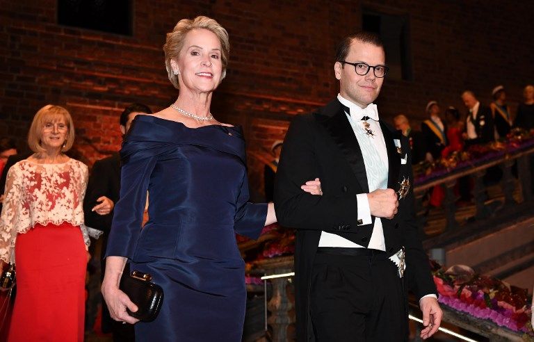 El rey Carlos XVI Gustavo de Suecia y su familia presidieron en el ayuntamiento de Estocolmo la entrega de los Premios Nobel.