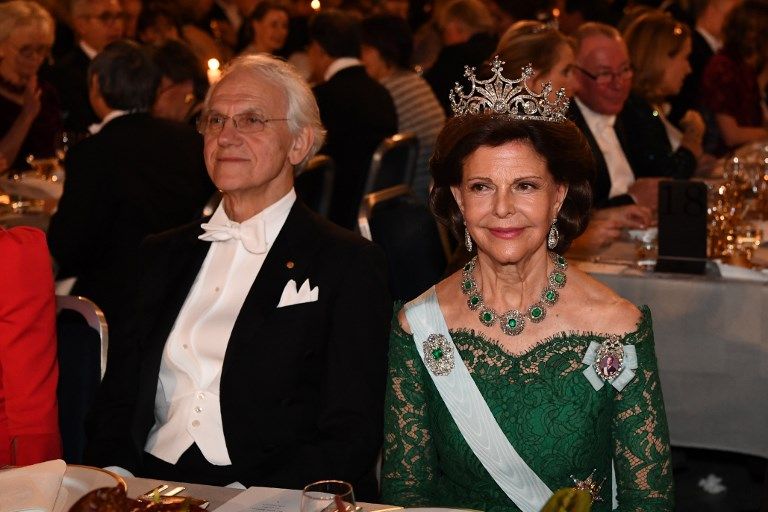 El rey Carlos XVI Gustavo de Suecia y su familia presidieron en el ayuntamiento de Estocolmo la entrega de los Premios Nobel.