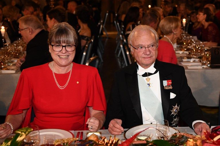 El rey Carlos XVI Gustavo de Suecia y su familia presidieron en el ayuntamiento de Estocolmo la entrega de los Premios Nobel.