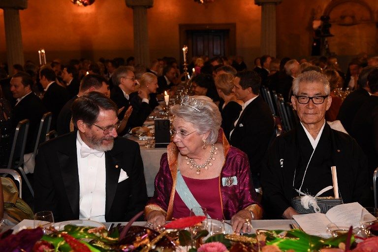 El rey Carlos XVI Gustavo de Suecia y su familia presidieron en el ayuntamiento de Estocolmo la entrega de los Premios Nobel.