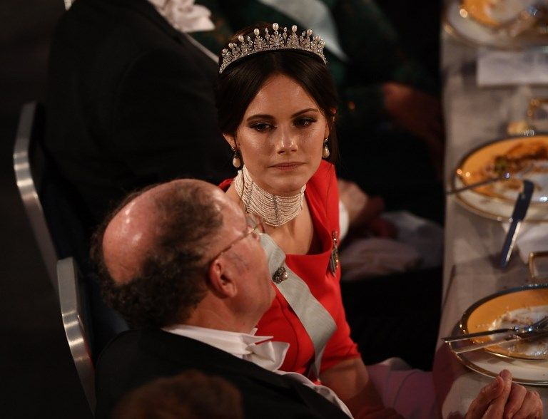 El rey Carlos XVI Gustavo de Suecia y su familia presidieron en el ayuntamiento de Estocolmo la entrega de los Premios Nobel.