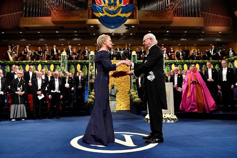 El rey Carlos XVI Gustavo de Suecia y su familia presidieron en el ayuntamiento de Estocolmo la entrega de los Premios Nobel.