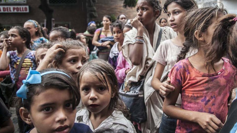 Niños sucios y asustados deambulan por las calles de Caracas
