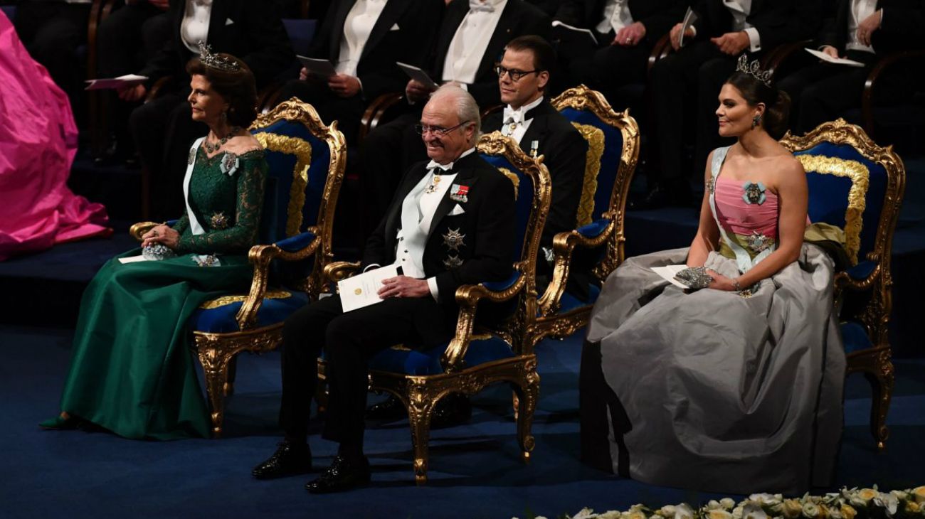 La ceremonia estuvo presidida desde el escenario por el rey acompañado de la reina Silvia, la princesa heredera Victoria y su esposo, el príncipe Daniel. 