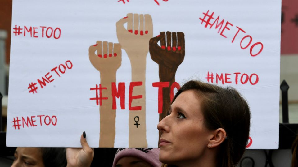 Unos 200 hombres poderosos estadounidenses perdieron su trabajo desde el comienzo del movimiento #MeToo a causa de denuncias contra al menos 920 personas por conductas sexuales inapropiadas en sus puestos de trabajo, muchas veces no sólo ejerciendo abuso sexual, sino abuso de poder.