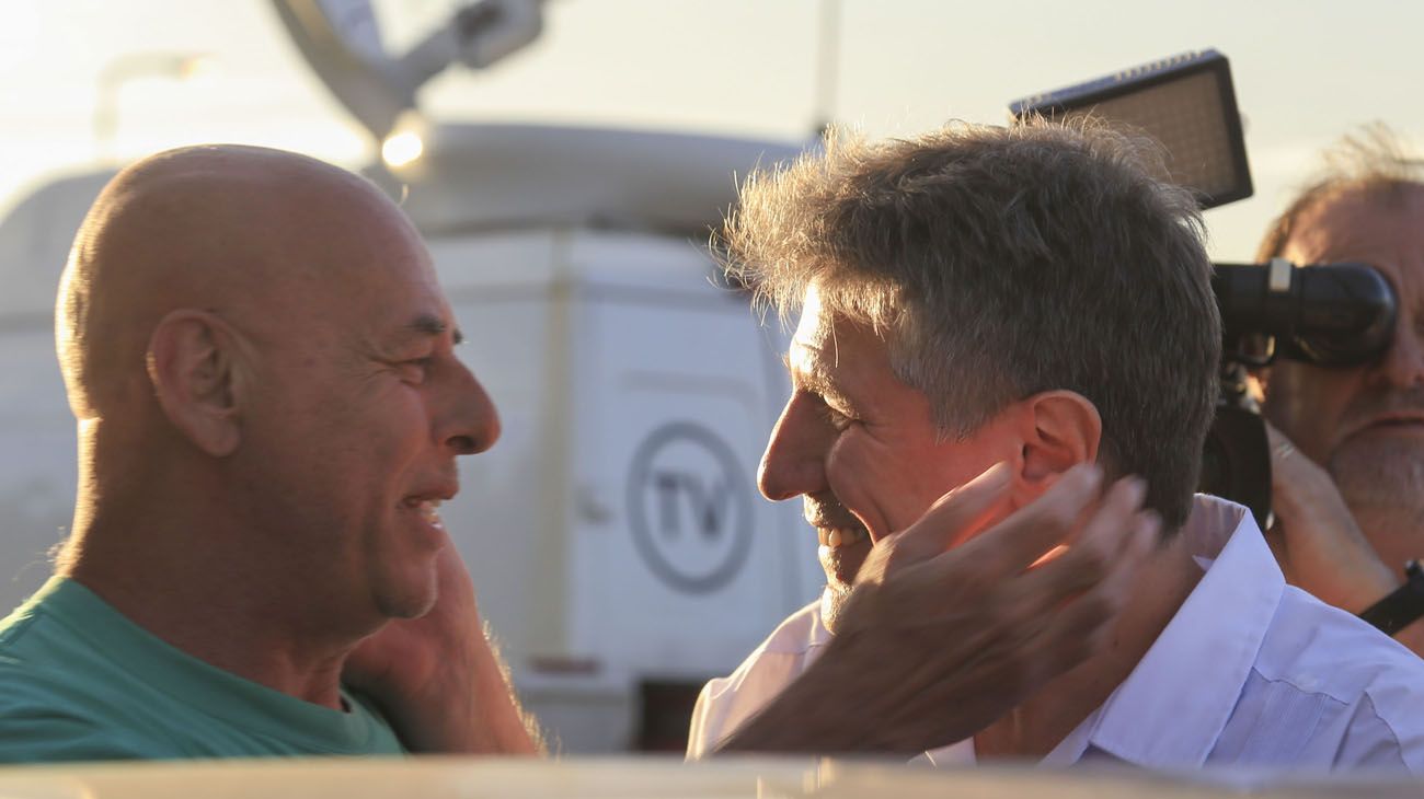 Amado Boudou fue recibido por la prensa, militantes camporistas, su abogada Graciana Peñafort y hasta Aníbal Fernández a la salida del Penal de Ezeiza