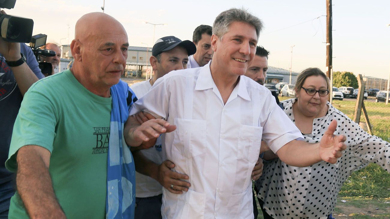 Amado Boudou fue recibido por la prensa, militantes camporistas, su abogada Graciana Peñafort y hasta Aníbal Fernández a la salida del Penal de Ezeiza